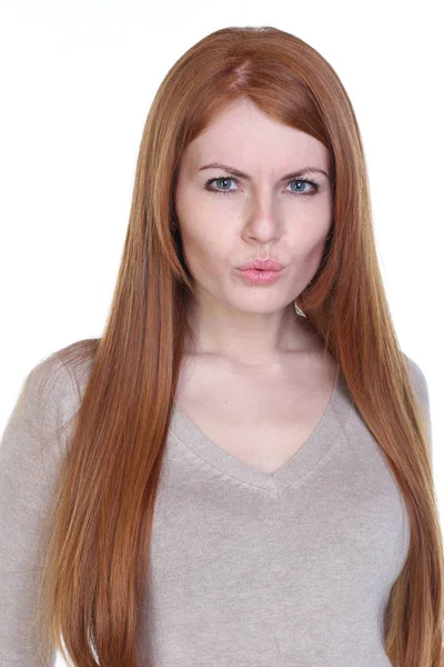 ドレス 白い背景で隔離の美しい若い赤毛の女性の肖像画 — ストック写真