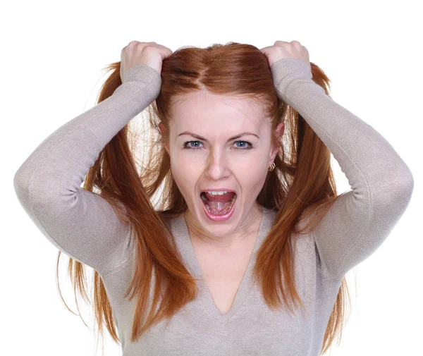 非常にフラストレーションと怒っている女性は彼女の髪を引く 白に隔離された — ストック写真