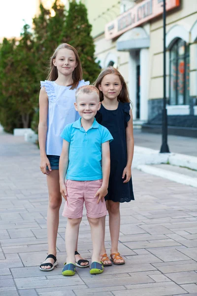 Menino Loiro Três Primos Mais Velhos Irmãs Encontrando Rua Verão — Fotografia de Stock