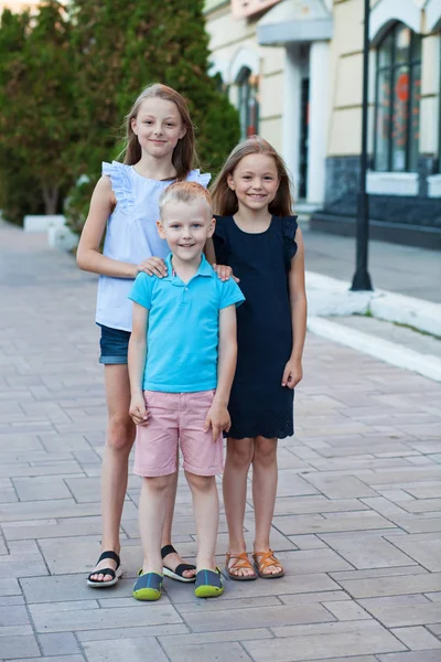 Blondynka Mały Chłopiec Trzy Starsze Siostry Kuzynów Spotkania Ulicy Lato — Zdjęcie stockowe