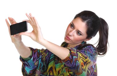 Güzel, esmer gülümseyen bir akıllı telefon ile bir fotoğrafını alın. selfie, kapalı atış, yatay 