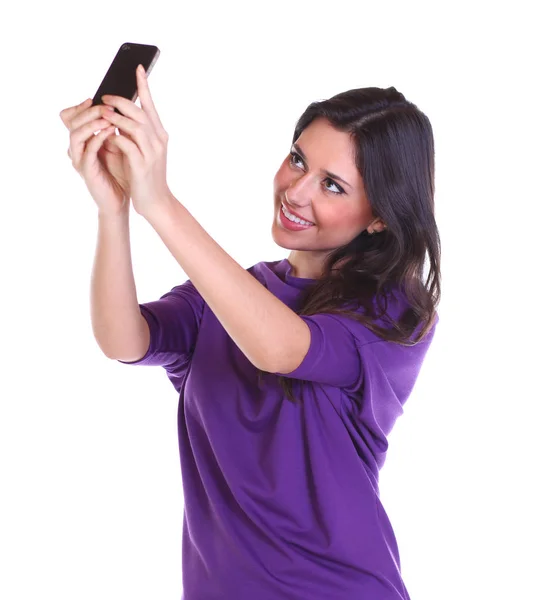 美丽的 微笑的黑发女人用智能手机拍照 — 图库照片