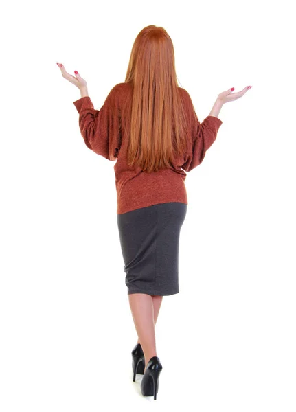 后退视图 肖像在一个美丽的年轻的红色头发女人在礼服 孤立的白色背景 — 图库照片