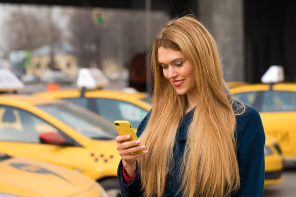 Young Girl Calls Taxi Phone Happy Blonde Woman Smart Phone — Stock Photo, Image