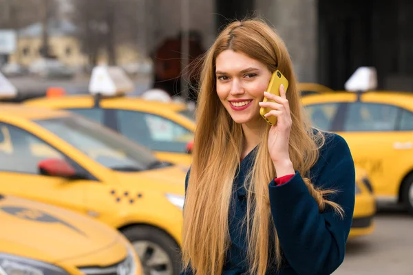 Een Jong Meisje Vraagt Een Taxi Telefoon Gelukkig Blonde Vrouw — Stockfoto