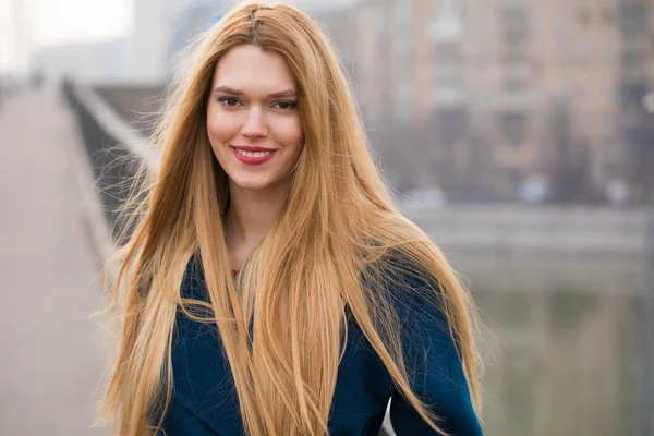 Portret Van Een Jonge Mooie Blonde Vrouw Met Blauwe Vacht — Stockfoto