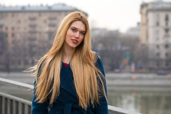 Portrét Mladé Blond Kráska Modrém Kabátě Pozadí Jara Streeteet — Stock fotografie