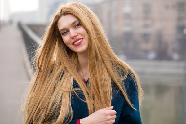 Retrato Una Joven Hermosa Mujer Rubia Con Abrigo Azul Sobre — Foto de Stock