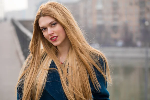 Portret Van Een Jonge Mooie Blonde Vrouw Met Blauwe Vacht — Stockfoto