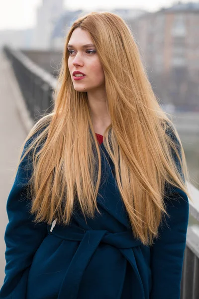 Porträt Einer Jungen Schönen Blonden Frau Blauem Mantel Auf Einem — Stockfoto