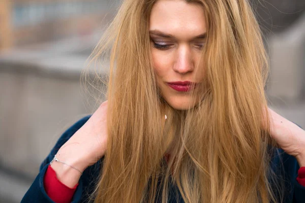 Porträtt Ung Vacker Blond Kvinna Blå Päls Bakgrund Våren Streeteet — Stockfoto