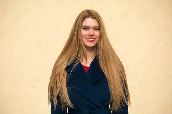 Retrato Una Joven Hermosa Mujer Abrigo Azul Modelo Rubia Feliz — Foto de Stock