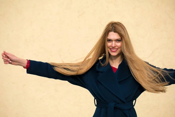 Porträtt Ung Vacker Kvinna Blå Kappa Glada Blond Modell Mot — Stockfoto