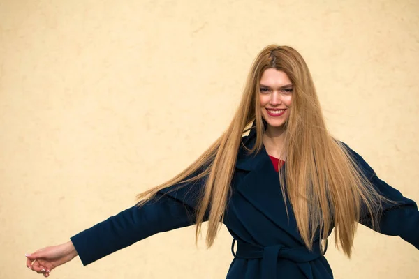 Портрет Молодой Красивой Женщины Синем Пальто Счастливая Блондинка Модель Желтой — стоковое фото