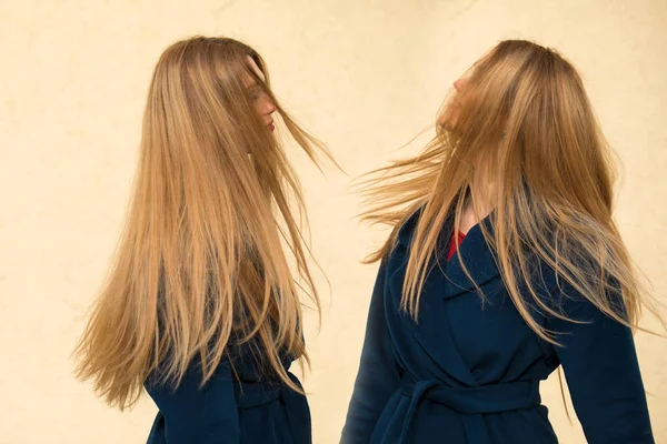 Портрет Молодої Красивої Жінки Синьому Пальто Щаслива Блондинка Модель Тлі — стокове фото