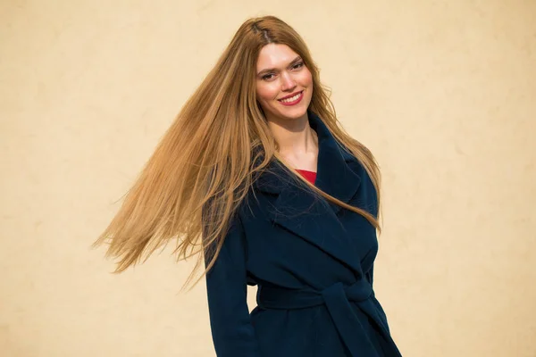 Retrato Una Joven Hermosa Mujer Abrigo Azul Modelo Rubia Feliz —  Fotos de Stock