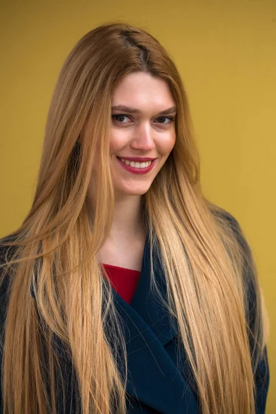 Retrato Uma Jovem Mulher Bonita Casaco Azul Modelo Loira Feliz — Fotografia de Stock