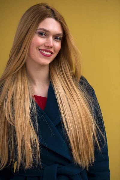 Porträt Einer Jungen Schönen Frau Blauen Mantel Glückliches Blondes Model — Stockfoto