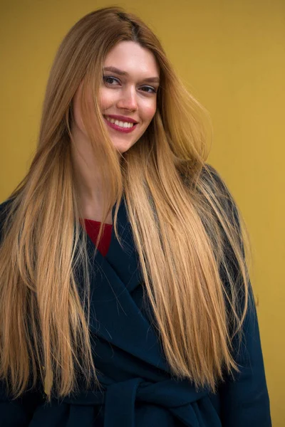 Porträtt Ung Vacker Kvinna Blå Kappa Glada Blond Modell Mot — Stockfoto