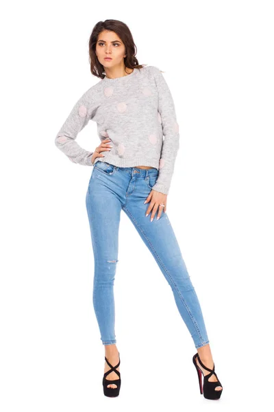 Mulher Morena Sexy Jeans Azuis Camisola Cinza Isolado Fundo Branco — Fotografia de Stock