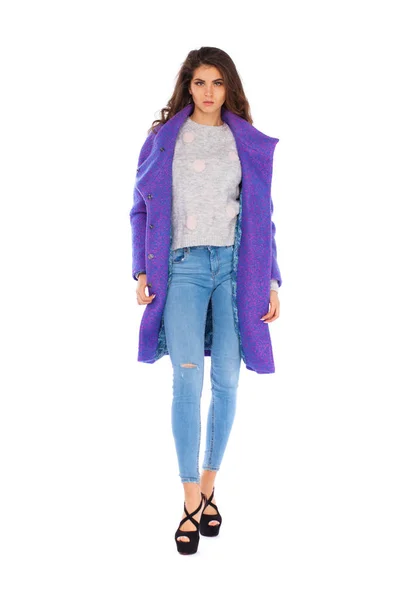 Портрет Повному Зростанні Красивої Молодої Жінки Фіолетовому Осінньому Пальто Блакитних — стокове фото
