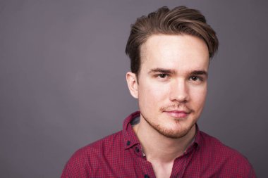 Karanlık bir arka plan üzerinde genç bir adam portresi stüdyo