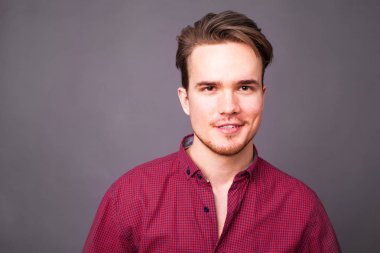 Karanlık bir arka plan üzerinde genç bir adam portresi stüdyo