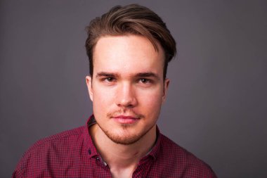 Karanlık bir arka plan üzerinde genç bir adam portresi stüdyo