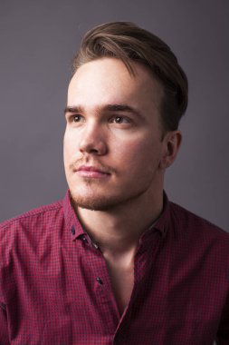 Karanlık bir arka plan üzerinde genç bir adam portresi stüdyo