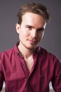 Karanlık bir arka plan üzerinde genç bir adam portresi stüdyo