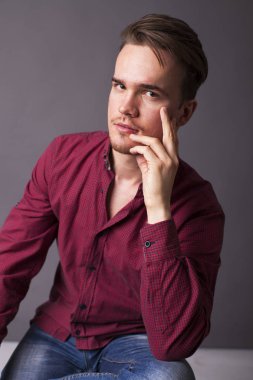 Karanlık bir arka plan üzerinde genç bir adam portresi stüdyo