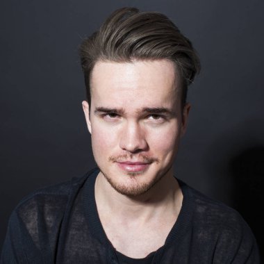 Karanlık bir arka plan üzerinde genç bir adam portresi stüdyo