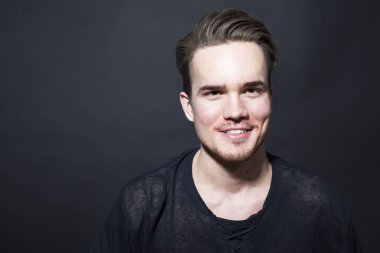 Karanlık bir arka plan üzerinde genç bir adam portresi stüdyo