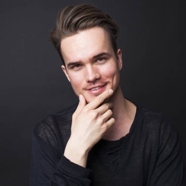 Karanlık bir arka plan üzerinde genç bir adam portresi stüdyo