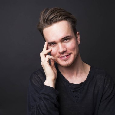 Karanlık bir arka plan üzerinde genç bir adam portresi stüdyo