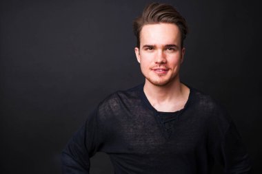 Karanlık bir arka plan üzerinde genç bir adam portresi stüdyo