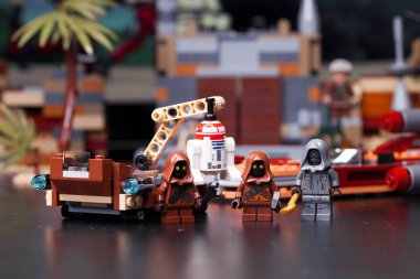 Rusya, 16 Mayıs 2018. Oluşturucu Lego Star Wars. Bölüm IV, Tatooine - droidler ve çöp toplayıcıları üstünde Java