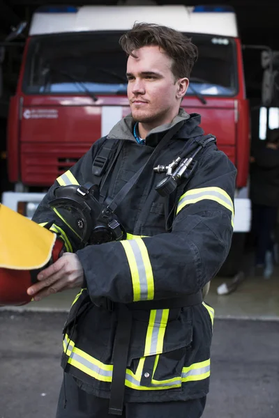 Retrato Cerca Joven Bombero Fondo Camión Bomberos —  Fotos de Stock