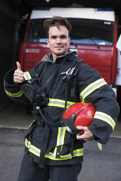 Retrato Cerca Joven Bombero Fondo Camión Bomberos —  Fotos de Stock