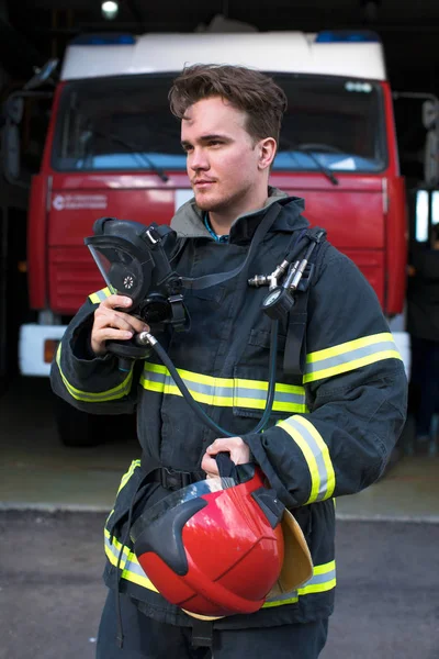 Close Retrato Jovem Bombeiro Fundo Caminhão Bombeiros — Fotografia de Stock