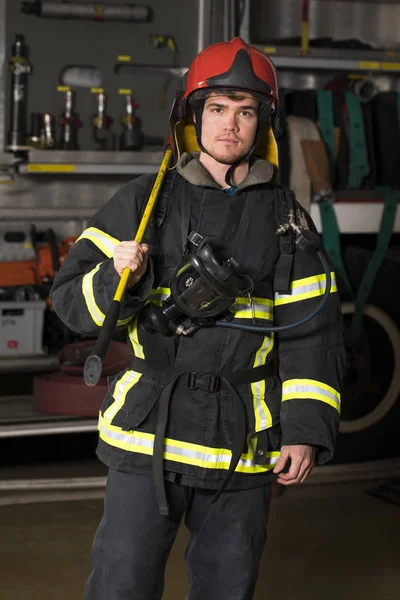Gros Plan Portrait Jeune Pompier Sur Fond Camion Pompiers — Photo