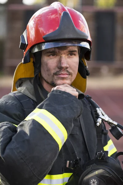 Potret Close Seorang Pemadam Kebakaran Muda Latar Belakang Sebuah Truk — Stok Foto