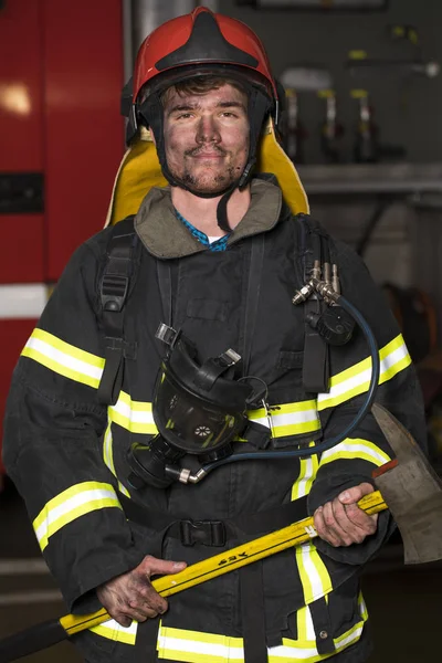 Retrato Cerca Joven Bombero Fondo Camión Bomberos —  Fotos de Stock