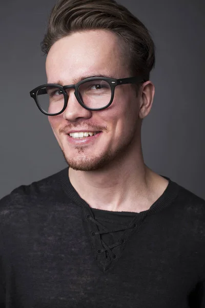 Portrait Studio Jeune Homme Grosses Lunettes Sur Fond Sombre — Photo