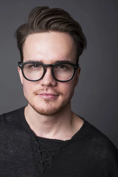 Studio Porträtt Ung Man Stora Glasögon Mörk Bakgrund — Stockfoto
