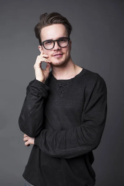 暗い背景に大きなメガネの若い男のスタジオ ポートレート — ストック写真