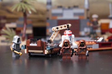 Rusya, 16 Mayıs 2018. Oluşturucu Lego Star Wars. Bölüm IV, Tatooine - droidler ve çöp toplayıcıları üstünde Java