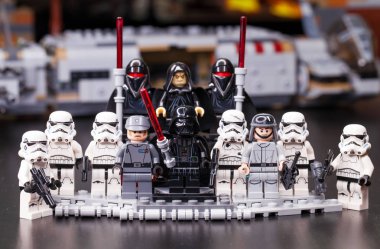 Rusya, 12 Nisan 2018. Oluşturucu Lego Star Wars. Darth Vader ve fırtına askerleri bir takım