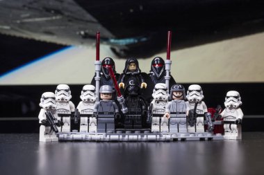 Rusya, 12 Nisan 2018. Oluşturucu Lego Star Wars. Darth Vader ve fırtına askerleri bir takım