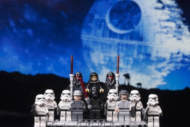 Rusya, 12 Nisan 2018. Oluşturucu Lego Star Wars. Darth Vader ve fırtına askerleri bir takım